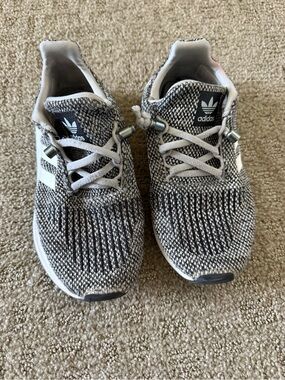 adidas Kids Grey White Knit Sneakers little boys sz 13